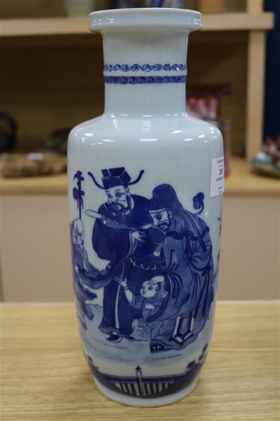A Chinese blue and white vase H.35cm